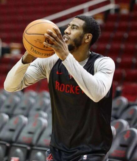 小伙高尔夫模拟器前打高尔夫，结果一杆打到消防喷淋头（男子在高尔夫模拟器前挥杆，一球误中消防喷头）