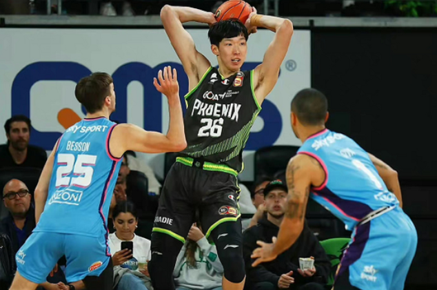 美记：独行侠交易戴维斯并非板上钉钉，他们不着急聘请总经理（美记称：独行侠追求戴维斯的交易尚未定案，暂不急于任命总经理）