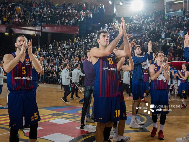 巧合？美国队此前刚赢了世界杯小组赛对手澳大利亚、巴拉圭（巧合还是必然？美国队此前刚战胜过世界杯同组的澳大利亚和巴拉圭）