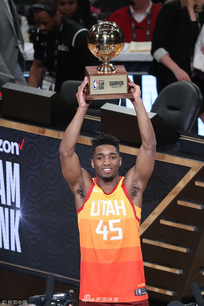 是好球！巴尔文背打杨文学突破上篮强打2+1 四川挑战挥肘失败（判定好球！巴尔文背打杨文学突破上篮打成2+1，四川队挑战挥肘未果）