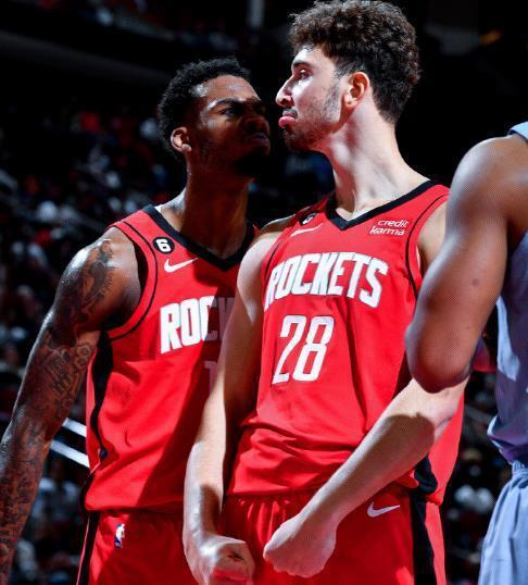 欧洲杯裁判安排引争议，焦点战主裁遭质疑（欧洲杯裁判指派惹争议，重磅对决主哨备受质疑）