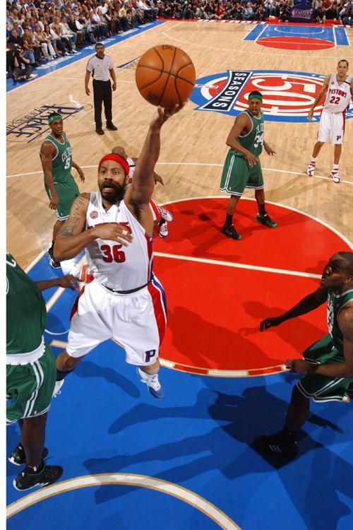 徐杰表现惊艳，助力球队制胜（徐杰闪耀全场，助球队取胜）