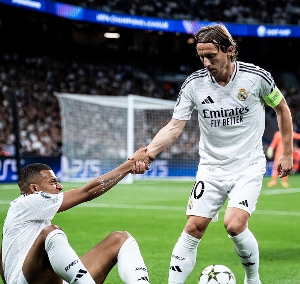 基耶利尼谈DV9续约：大门是敞开的，他目前专注于尤文（基耶利尼：DV9续约大门敞开，他当下专注尤文）