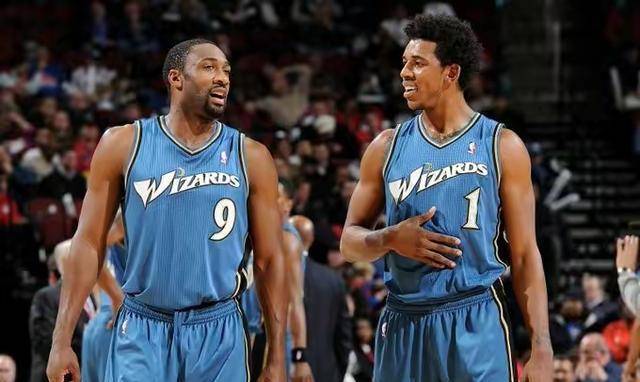 喀麦隆体育部长与足协主席埃托奥决裂，前者指责后者操纵选举（喀麦隆体育部长与足协主席埃托奥反目，部长指控其操纵选举）