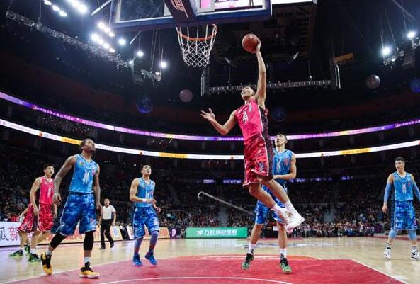 姆巴佩妙传卡马文加破门！皇马客场2-0领先毕巴，中场前关键进球打懵对手（半场前关键一击！姆巴佩送妙传卡马文加破门，皇马客场2-0领先毕尔巴鄂）