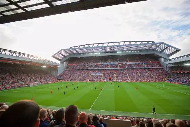 拉菲尼亚的王者归来：巴萨的定海神针与欧冠梦想（拉菲尼亚强势回归：巴萨的中流砥柱与欧冠雄心）