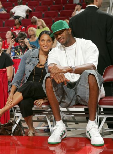 6胜19负西部倒二！船记：社媒上负面情绪铺天盖地非常令人沮丧（6胜19负跌至西部倒数第二，快船记者称社媒负面情绪爆棚令人沮丧）