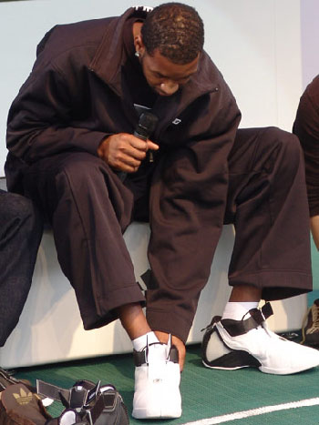 孔帕尼谈乌尔比希：他的性格好训练勤奋，球员会在历史最佳之一的门将身边慢慢成长（孔帕尼盛赞乌尔比希：品格出众、训练自律，在史上最佳门将之一身旁稳步成长）