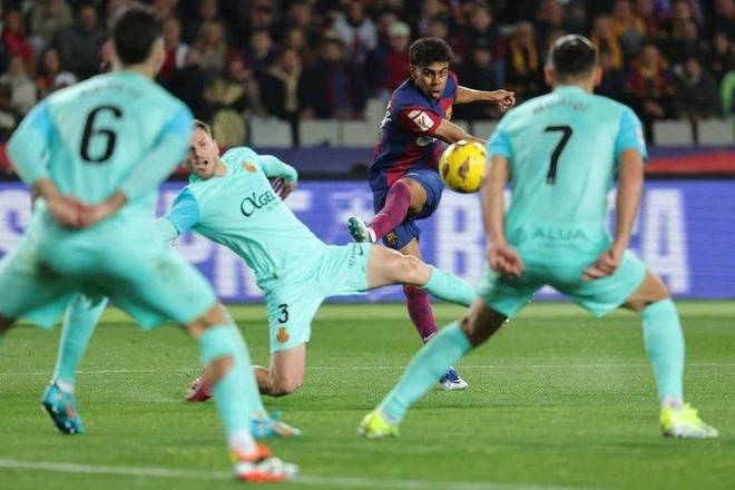 里夫斯未戴护具离场，向记者道圣诞快乐（里夫斯未佩戴护具退场，向记者送上圣诞祝福）