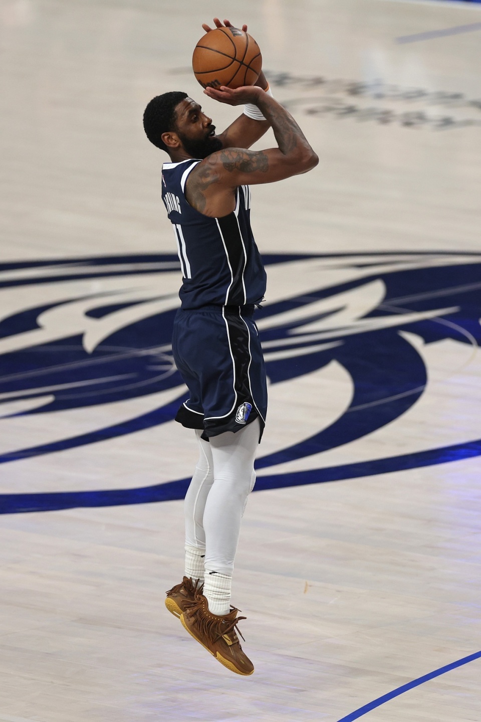 田径赛道日落下的奔跑身影